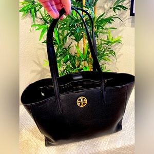 Large Tory Burch tote with magnet close